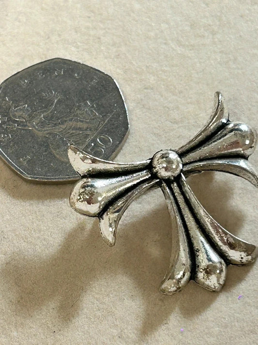 silver tone vintage style bow brooch