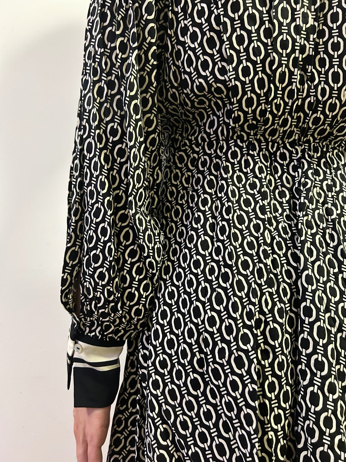 H&M Black & White Geometric Print Blouse XS Long Sleeve Relaxed Shirt